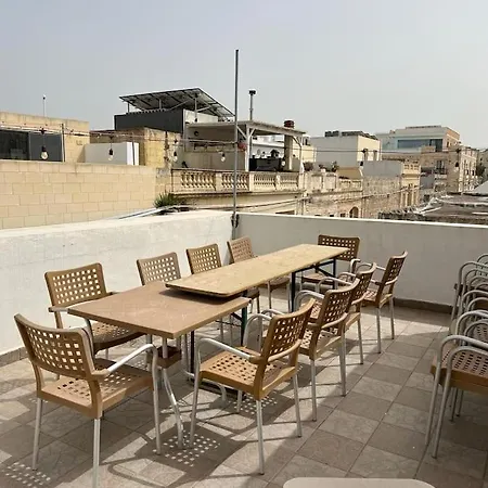Spacious House With Roof-terrace Daire
